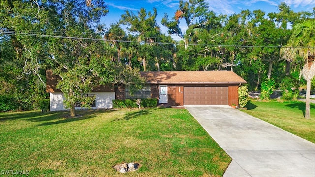 view of front of property featuring a front yard and a garage