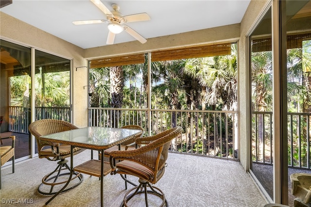 sunroom with ceiling fan