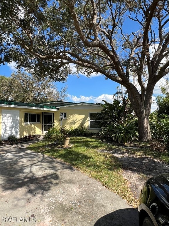 view of front of house featuring a front yard