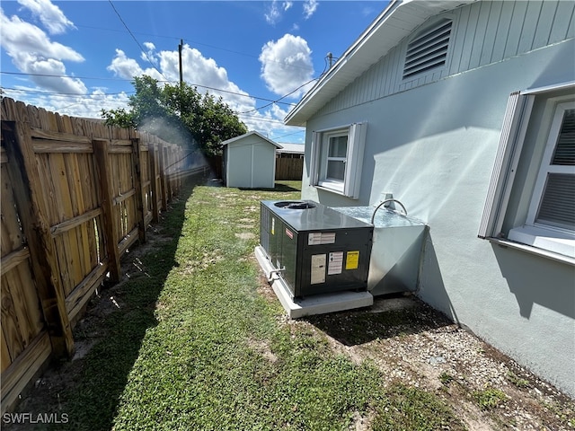 view of yard featuring a shed