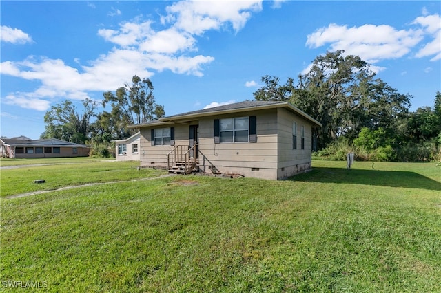 view of front of home featuring a front yard