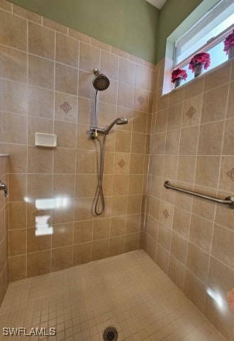 bathroom featuring a tile shower