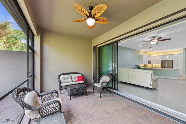 sunroom with ceiling fan