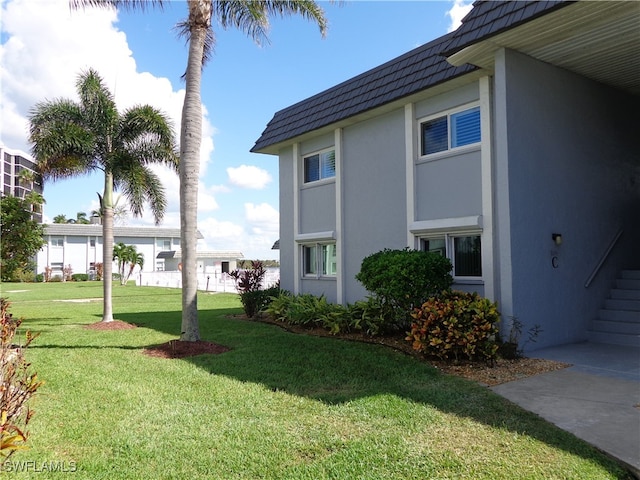 view of side of property featuring a lawn