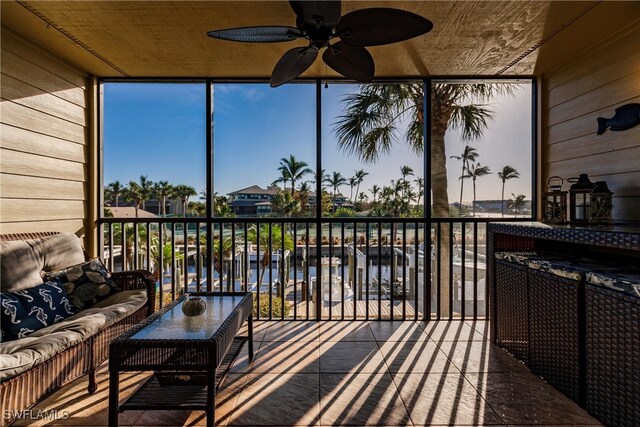 sunroom with ceiling fan