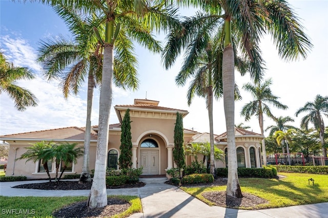 view of front of property with a front yard