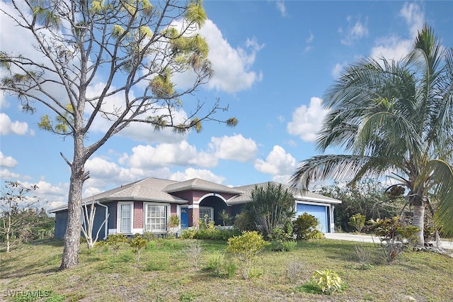 view of front of property featuring a garage and a front yard