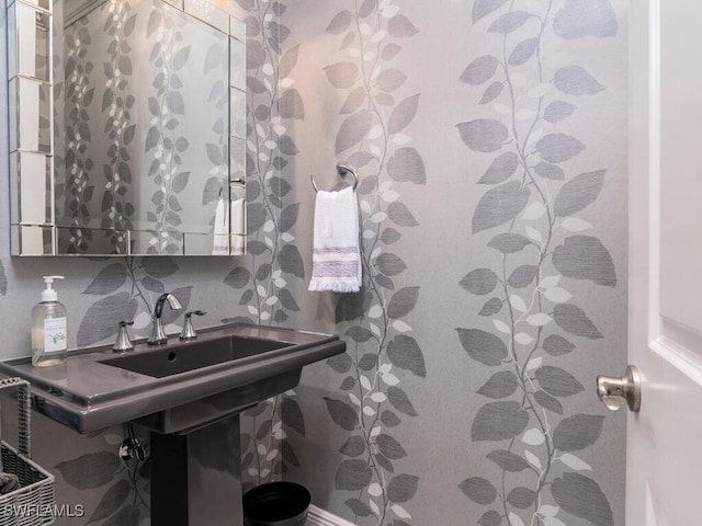 bathroom with decorative backsplash