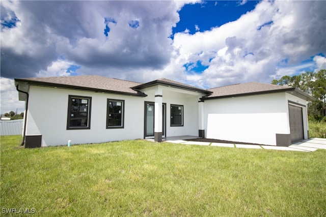 back of house featuring a lawn