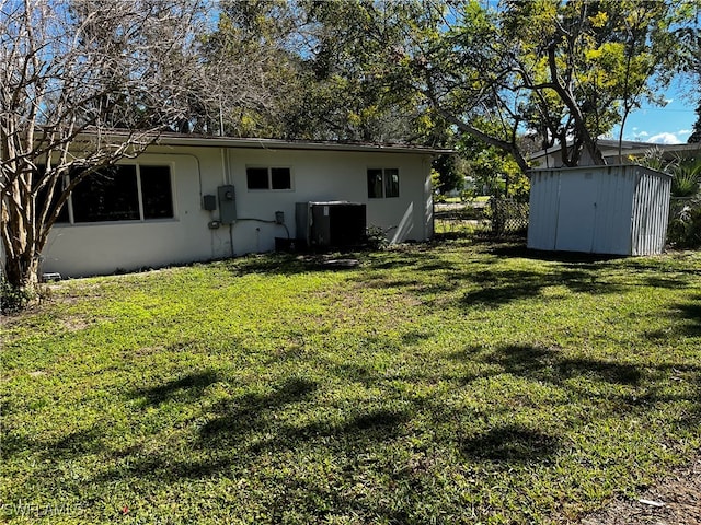 view of yard featuring a storage unit