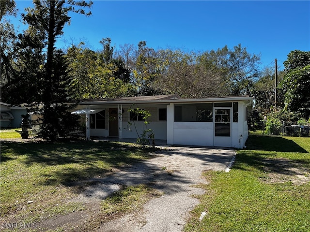 view of front of home featuring a front lawn