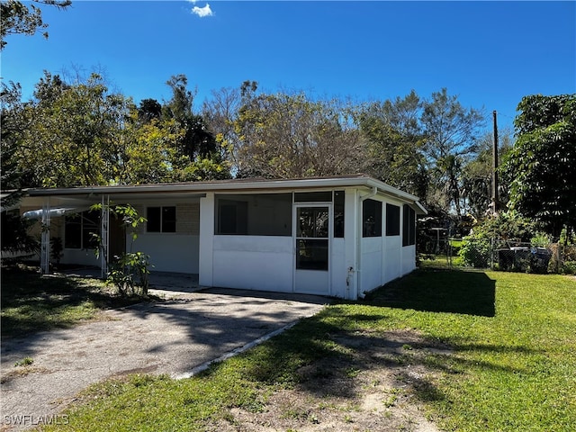 view of front of home featuring a front yard