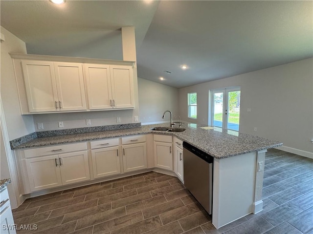 2324 Jacaranda Pkwy W, Cape Coral, FL 33993 - kitchen with wood finish floors, a sink, dishwasher, a peninsula, and lofted ceiling