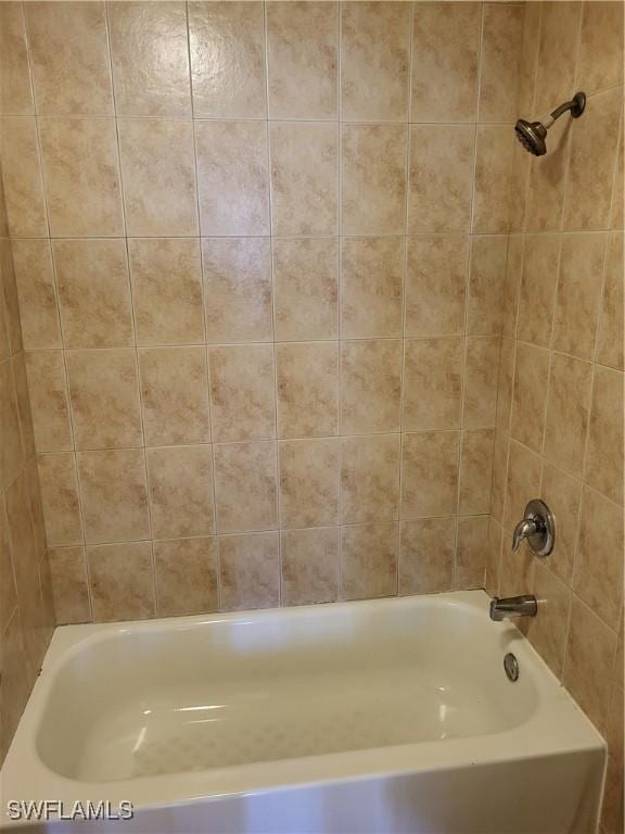 bathroom featuring tiled shower / bath combo