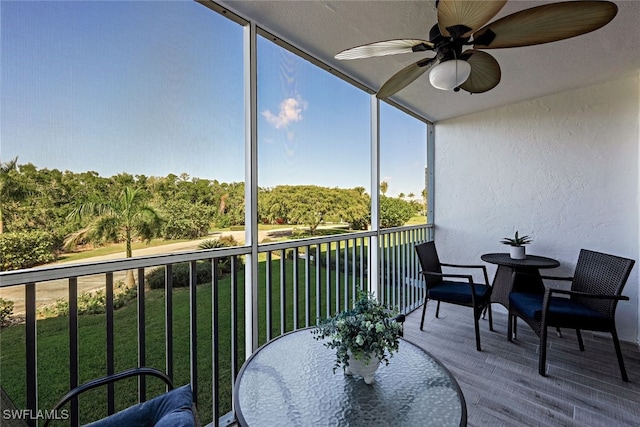 sunroom with ceiling fan