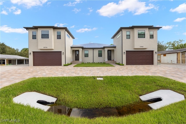 view of front of house featuring a front lawn and a garage