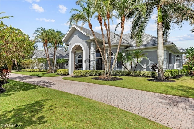 view of front of home featuring a front yard