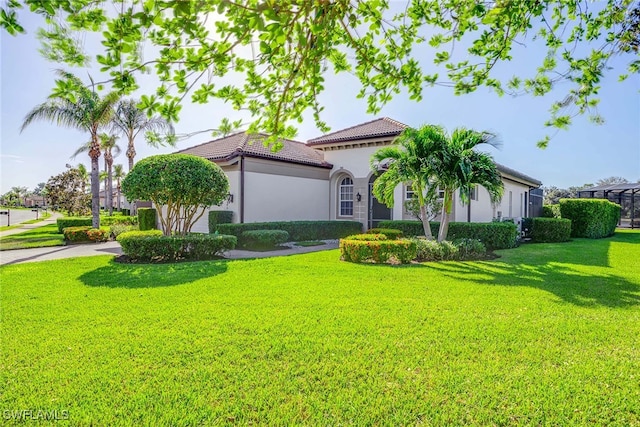 view of front of property featuring a front lawn