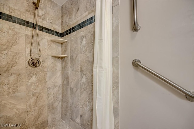 bathroom featuring a shower with shower curtain