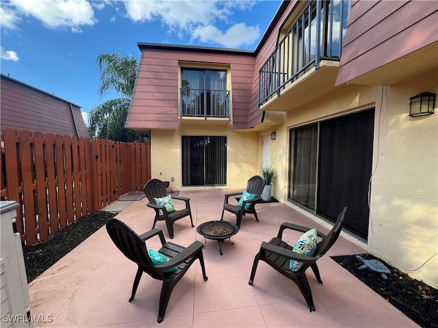 view of patio with an outdoor fire pit