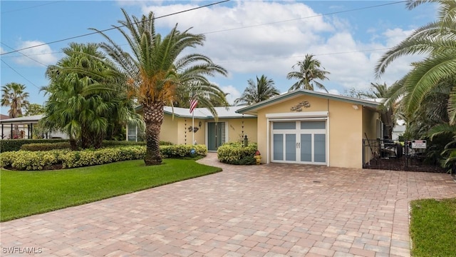 view of front of house featuring a front lawn