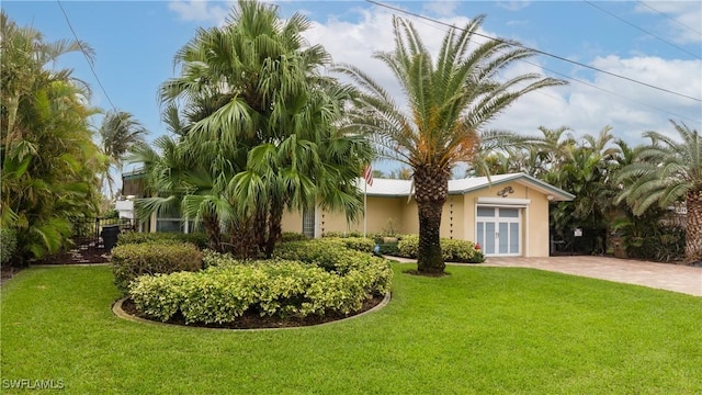 view of front of property featuring a front yard