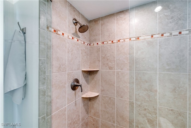 bathroom featuring tiled shower