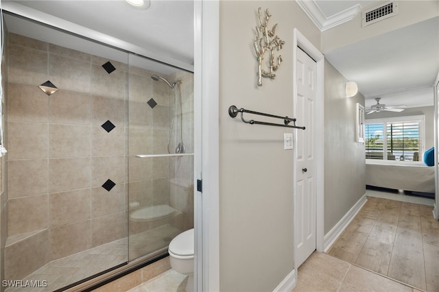 bathroom featuring toilet, hardwood / wood-style floors, crown molding, walk in shower, and ceiling fan