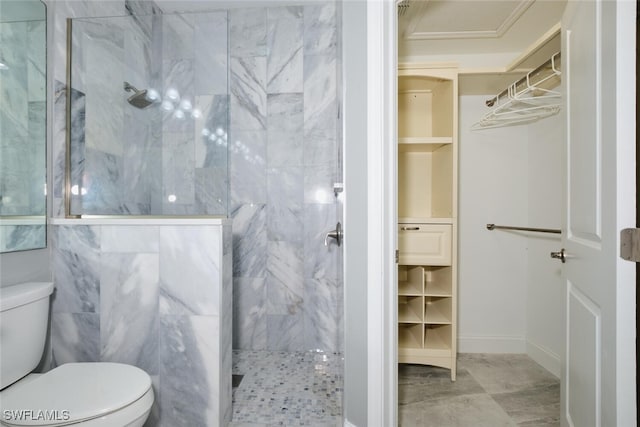 bathroom featuring tiled shower and toilet