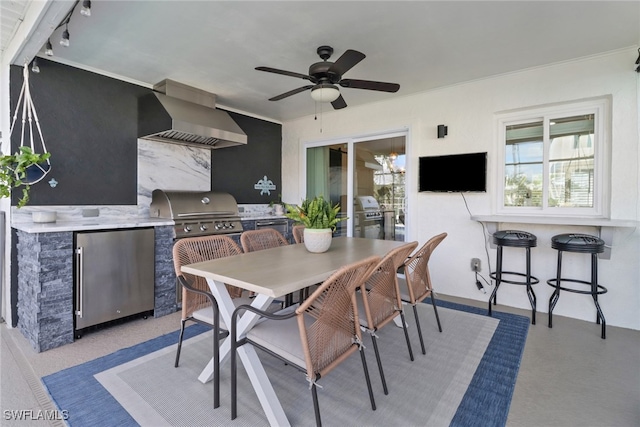 dining space with ceiling fan