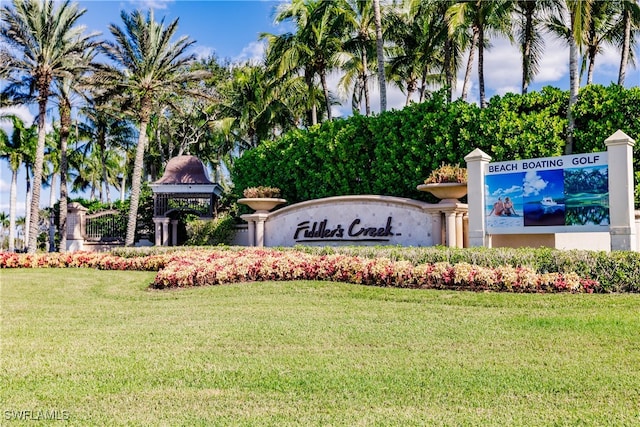 community / neighborhood sign featuring a yard