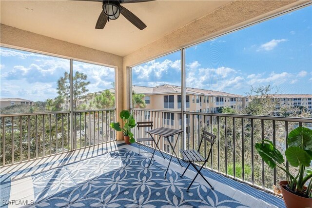 sunroom with ceiling fan