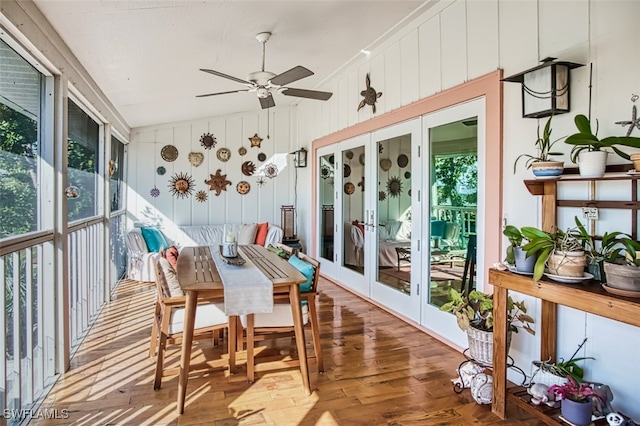 sunroom with ceiling fan