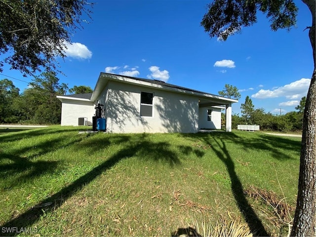 view of side of property featuring a yard