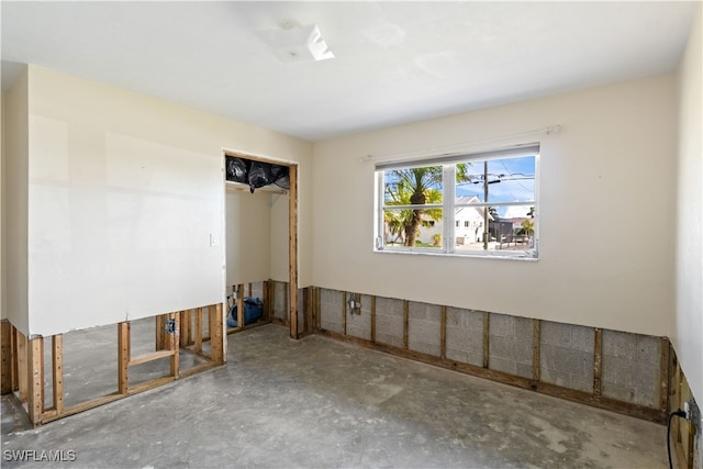 spare room featuring concrete floors