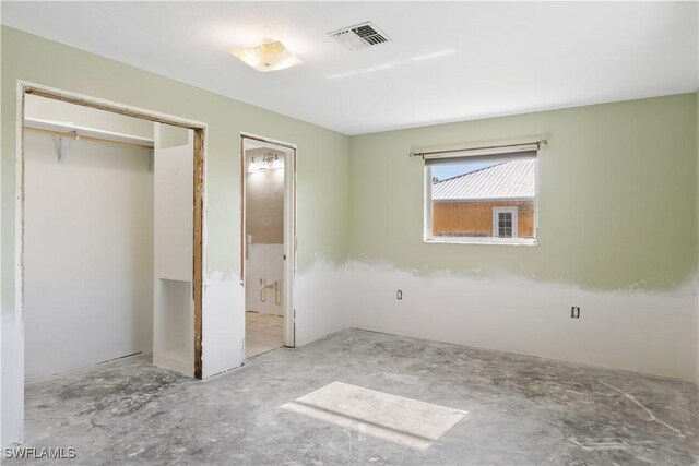 unfurnished bedroom featuring a closet