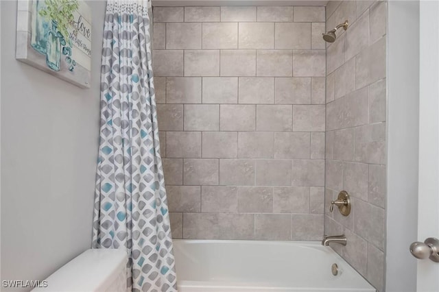 bathroom featuring shower / bath combo