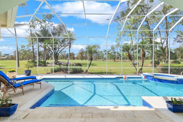 view of swimming pool featuring a patio, a yard, a lanai, and a pool with connected hot tub