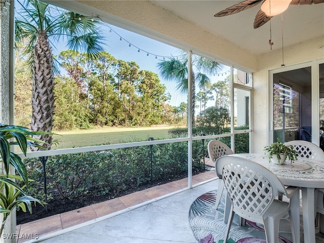 sunroom with ceiling fan