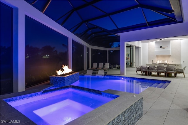 view of pool featuring an in ground hot tub, an outdoor living space with a fire pit, a patio area, and ceiling fan