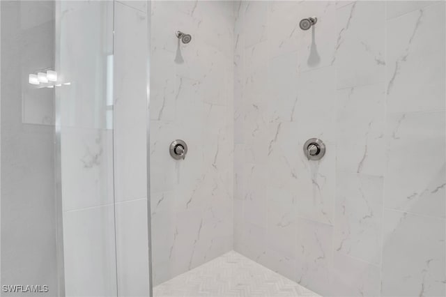 bathroom featuring a tile shower