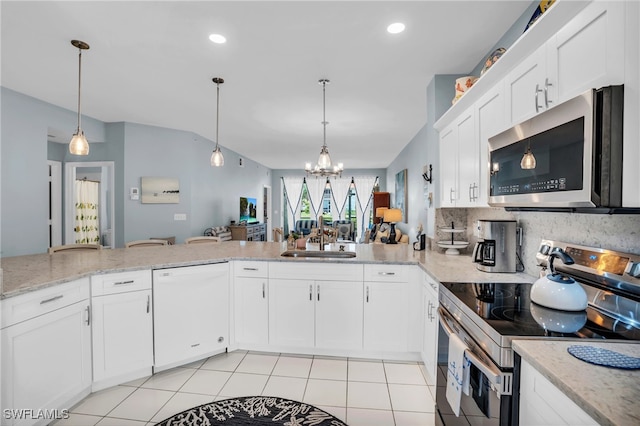 kitchen featuring hanging light fixtures, kitchen peninsula, sink, and stainless steel appliances