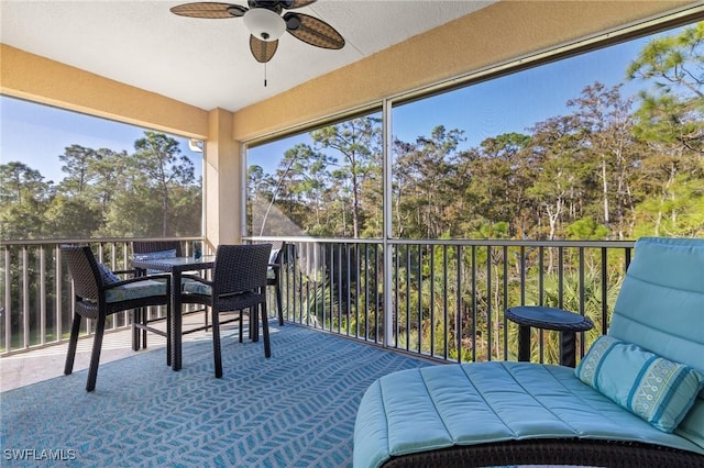 sunroom with ceiling fan