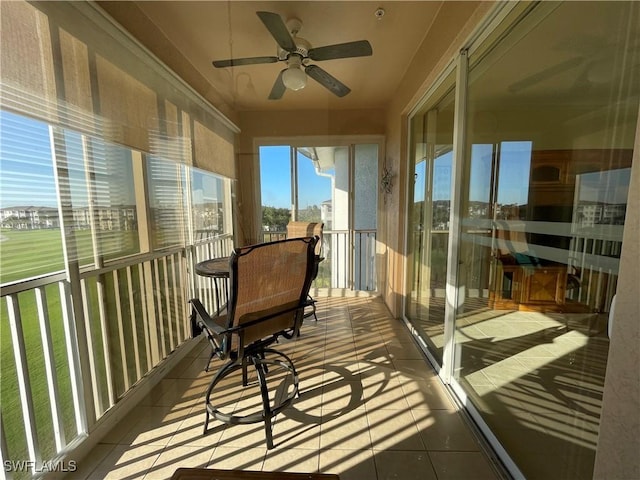 sunroom with ceiling fan