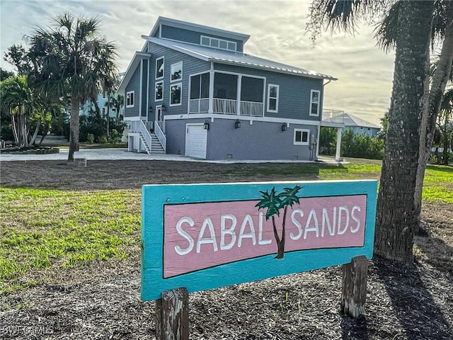 community sign featuring a yard