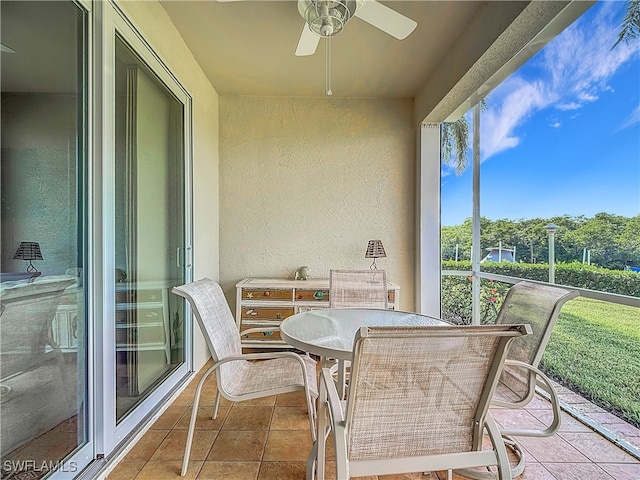 sunroom with ceiling fan