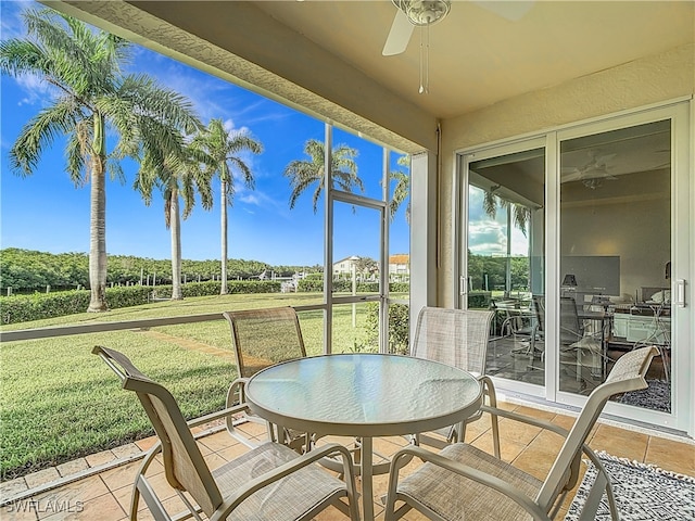 sunroom with ceiling fan