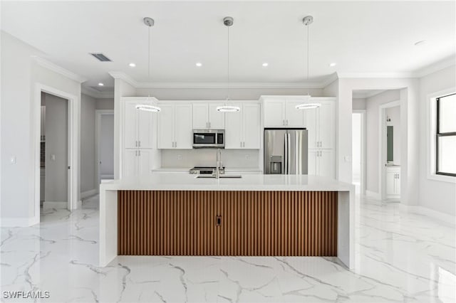 kitchen featuring stainless steel appliances, hanging light fixtures, and an island with sink