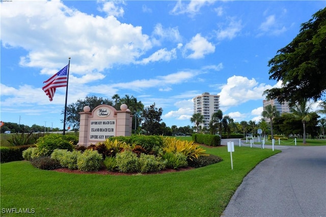 community sign featuring a yard