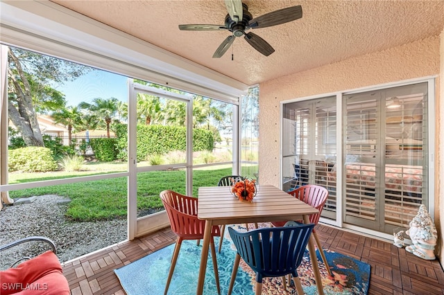 sunroom with ceiling fan